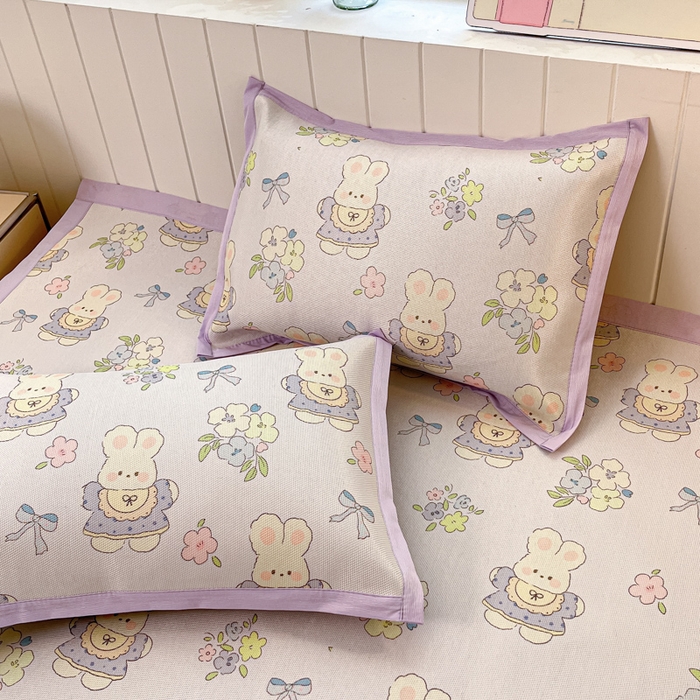 91家纺网 家纺一手货源 找家纺 安哆啦家纺 2025新款A类小清新卡通高品质冰藤印花凉席床笠床席款 冰藤席-萌小兔【平铺款】