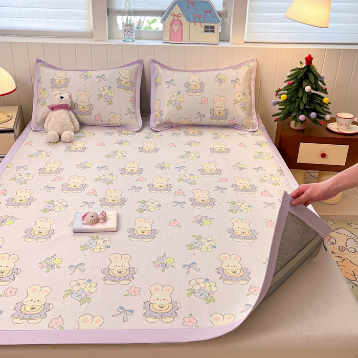 91家纺网 家纺一手货源 找家纺 安哆啦家纺 2025新款A类小清新卡通高品质冰藤印花凉席床笠床席款 冰藤席-萌小兔【平铺款】