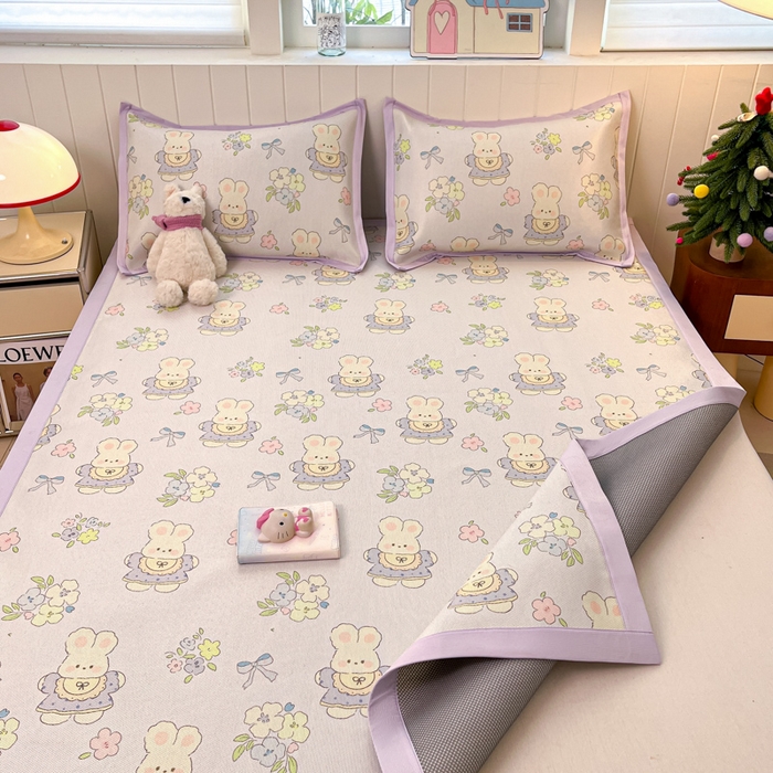 91家纺网 家纺一手货源 找家纺 安哆啦家纺 2025新款A类小清新卡通高品质冰藤印花凉席床笠床席款 冰藤席-萌小兔【平铺款】