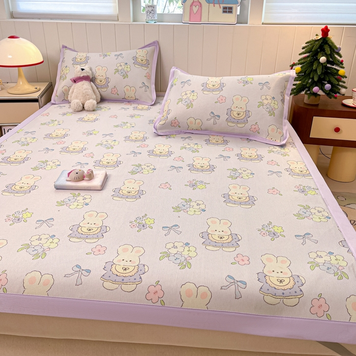 91家纺网 家纺一手货源 找家纺 安哆啦家纺 2025新款A类小清新卡通高品质冰藤印花凉席床笠床席款 冰藤席-萌小兔【平铺款】