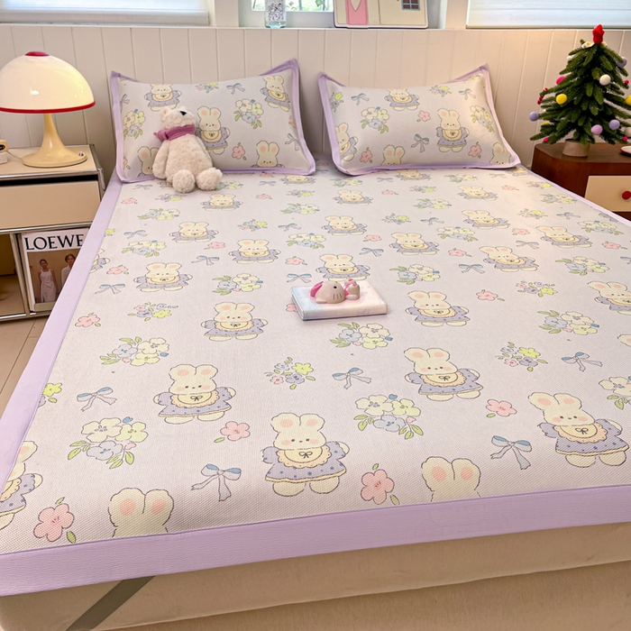 91家纺网 家纺一手货源 找家纺 安哆啦家纺 2025新款A类小清新卡通高品质冰藤印花凉席床笠床席款 冰藤席-萌小兔【平铺款】