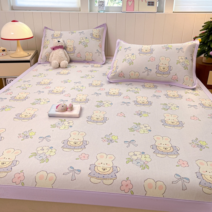 91家纺网 家纺一手货源 找家纺 安哆啦家纺 2025新款A类小清新卡通高品质冰藤印花凉席床笠床席款 冰藤席-萌小兔【平铺款】