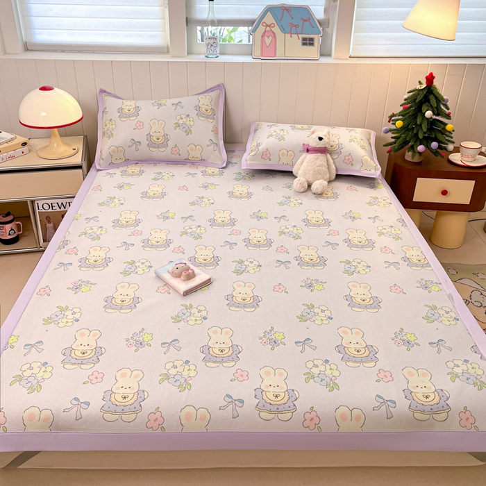 91家纺网 家纺一手货源 找家纺 安哆啦家纺 2025新款A类小清新卡通高品质冰藤印花凉席床笠床席款 冰藤席-萌小兔【平铺款】