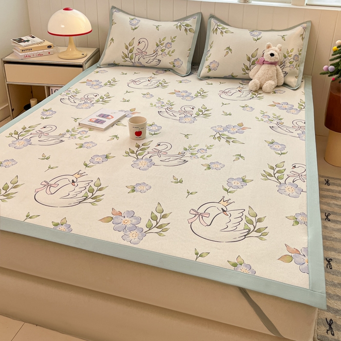 91家纺网 家纺一手货源 找家纺 安哆啦家纺 2025新款A类小清新卡通高品质冰藤印花凉席床笠床席款 冰藤席-天鹅湖【平铺款】