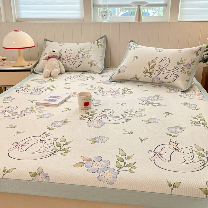 91家纺网 家纺一手货源 找家纺 安哆啦家纺 2025新款A类小清新卡通高品质冰藤印花凉席床笠床席款 冰藤席-天鹅湖【平铺款】