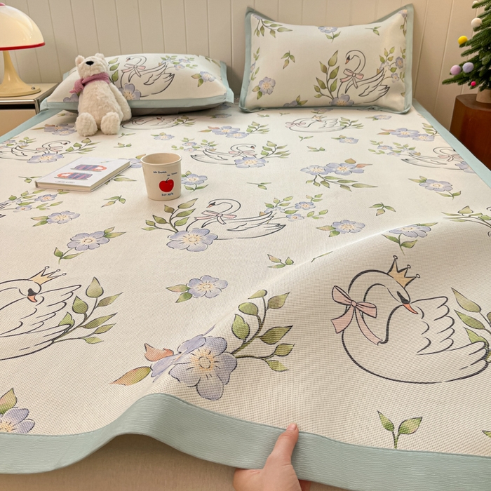 91家纺网 家纺一手货源 找家纺 安哆啦家纺 2025新款A类小清新卡通高品质冰藤印花凉席床笠床席款 冰藤席-天鹅湖【平铺款】