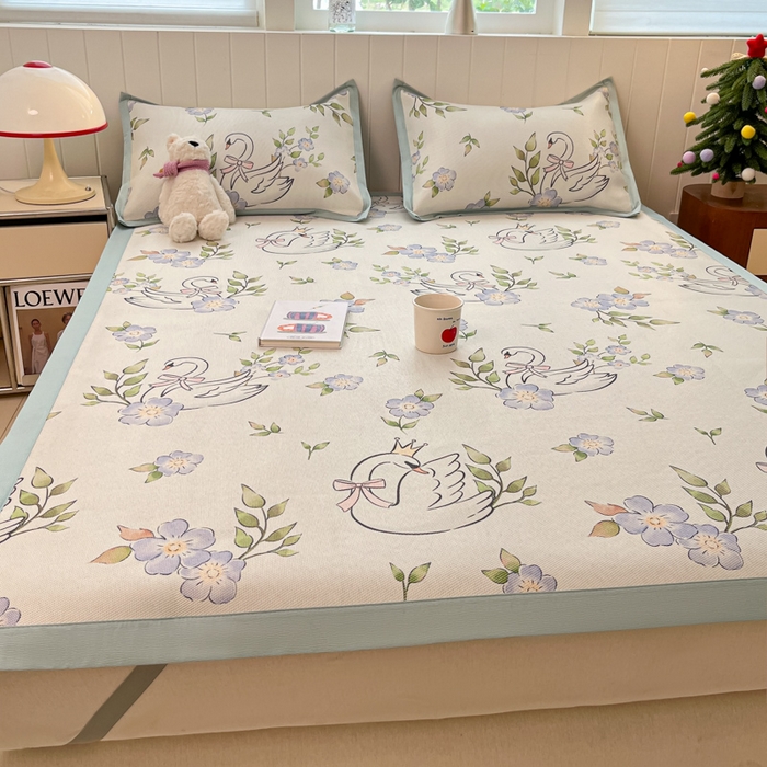 91家纺网 家纺一手货源 找家纺 安哆啦家纺 2025新款A类小清新卡通高品质冰藤印花凉席床笠床席款 冰藤席-天鹅湖【平铺款】