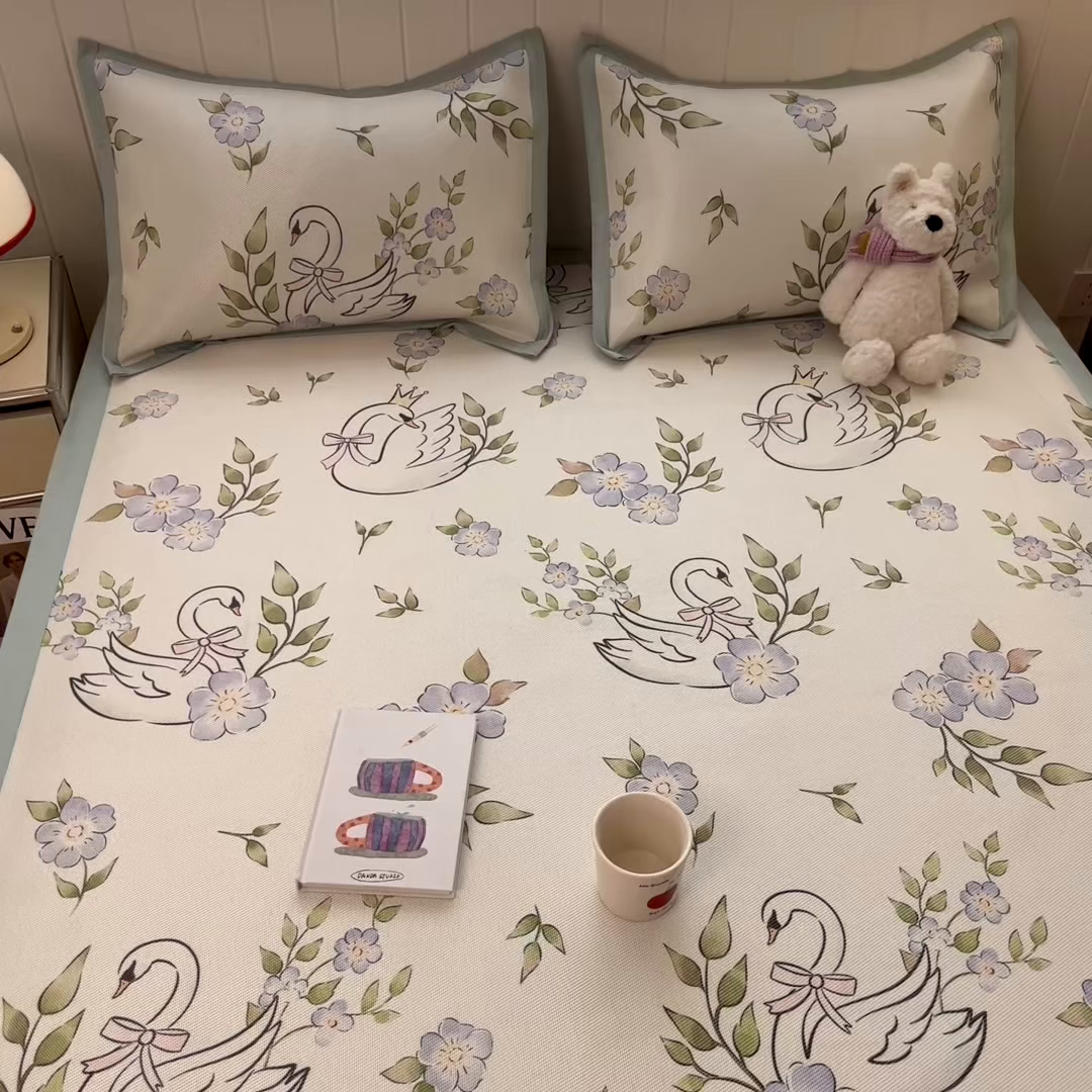 91家纺网 家纺一手货源 找家纺 安哆啦家纺 2025新款A类小清新卡通高品质冰藤印花凉席床笠床席款 冰藤席-天鹅湖【平铺款】