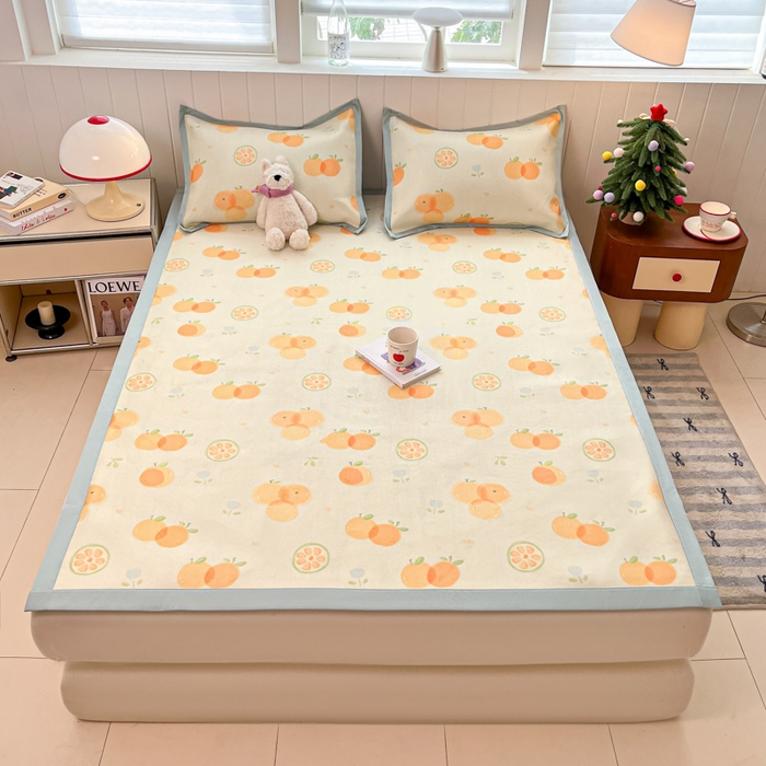 91家纺网 家纺一手货源 找家纺 安哆啦家纺 2025新款A类小清新卡通高品质冰藤印花凉席床笠床席款 冰藤席-小橘子【平铺款】