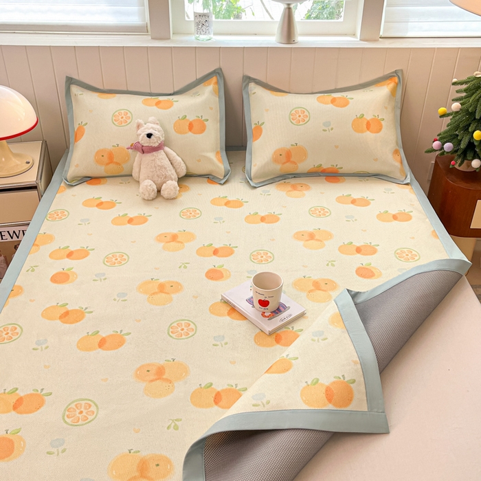 91家纺网 家纺一手货源 找家纺 安哆啦家纺 2025新款A类小清新卡通高品质冰藤印花凉席床笠床席款 冰藤席-小橘子【平铺款】