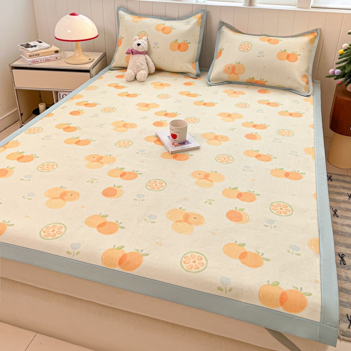 91家纺网 家纺一手货源 找家纺 安哆啦家纺 2025新款A类小清新卡通高品质冰藤印花凉席床笠床席款 冰藤席-小橘子【平铺款】