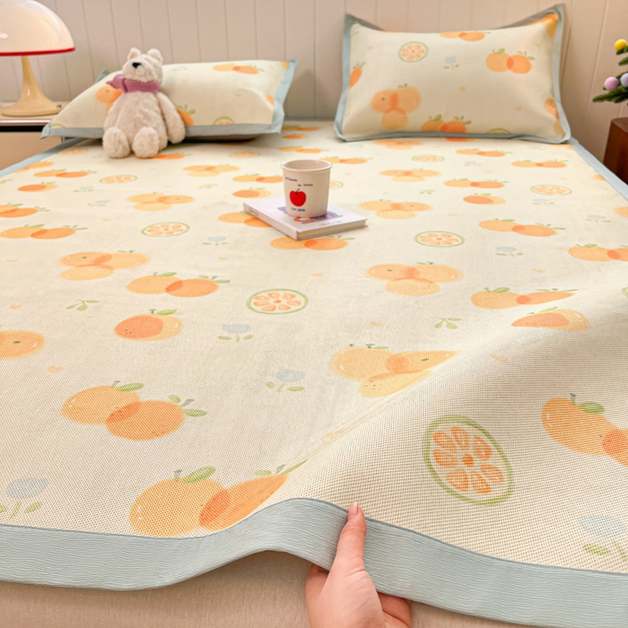 91家纺网 家纺一手货源 找家纺 安哆啦家纺 2025新款A类小清新卡通高品质冰藤印花凉席床笠床席款 冰藤席-小橘子【平铺款】