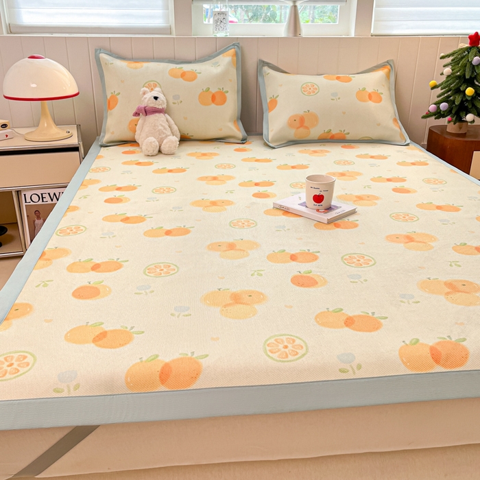 91家纺网 家纺一手货源 找家纺 安哆啦家纺 2025新款A类小清新卡通高品质冰藤印花凉席床笠床席款 冰藤席-小橘子【平铺款】