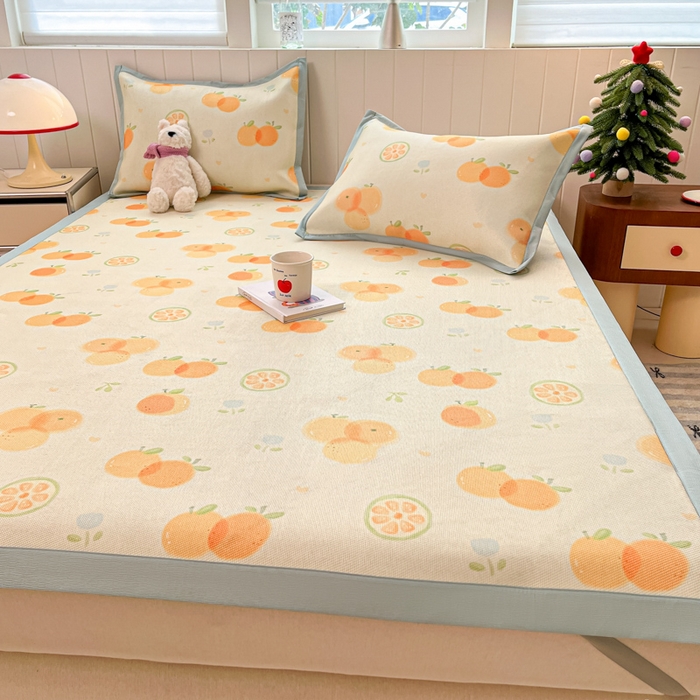 91家纺网 家纺一手货源 找家纺 安哆啦家纺 2025新款A类小清新卡通高品质冰藤印花凉席床笠床席款 冰藤席-小橘子【平铺款】