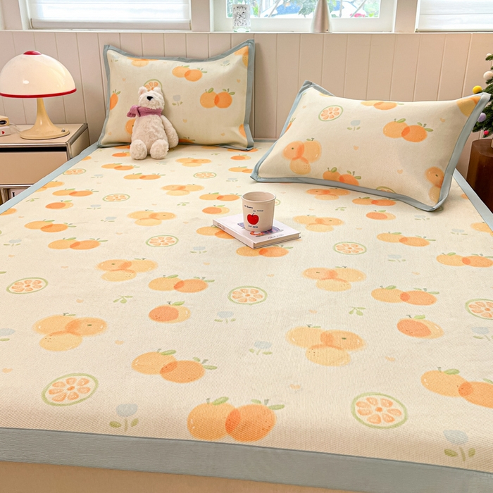 91家纺网 家纺一手货源 找家纺 安哆啦家纺 2025新款A类小清新卡通高品质冰藤印花凉席床笠床席款 冰藤席-小橘子【平铺款】