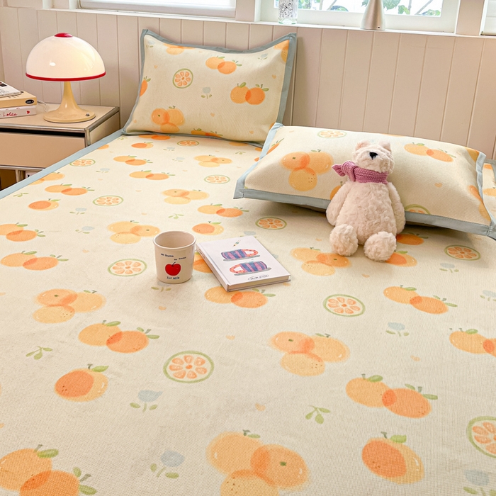 91家纺网 家纺一手货源 找家纺 安哆啦家纺 2025新款A类小清新卡通高品质冰藤印花凉席床笠床席款 冰藤席-小橘子【平铺款】