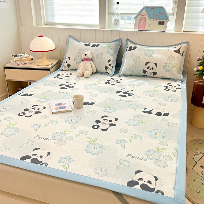 91家纺网 家纺一手货源 找家纺 安哆啦家纺 2025新款A类小清新卡通高品质冰藤印花凉席床笠床席款 冰藤席-熊猫团团【平铺款】