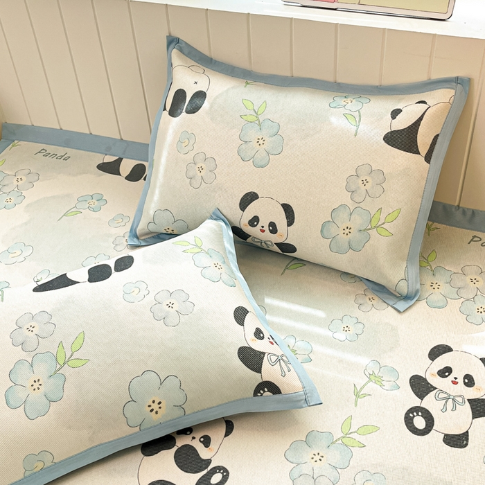 91家纺网 家纺一手货源 找家纺 安哆啦家纺 2025新款A类小清新卡通高品质冰藤印花凉席床笠床席款 冰藤席-熊猫团团【平铺款】