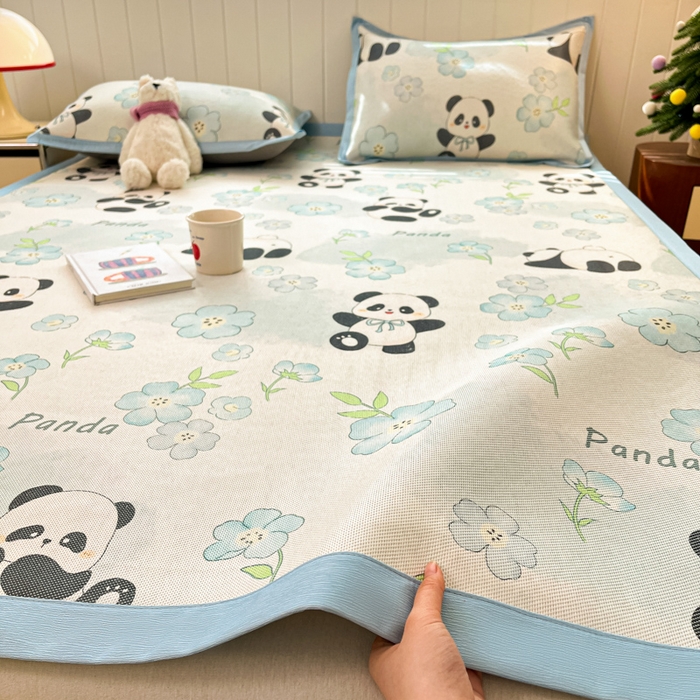 91家纺网 家纺一手货源 找家纺 安哆啦家纺 2025新款A类小清新卡通高品质冰藤印花凉席床笠床席款 冰藤席-熊猫团团【平铺款】