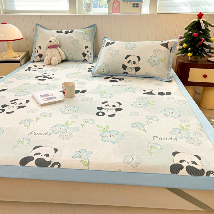 91家纺网 家纺一手货源 找家纺 安哆啦家纺 2025新款A类小清新卡通高品质冰藤印花凉席床笠床席款 冰藤席-熊猫团团【平铺款】