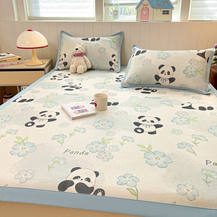 91家纺网 家纺一手货源 找家纺 安哆啦家纺 2025新款A类小清新卡通高品质冰藤印花凉席床笠床席款 冰藤席-熊猫团团【平铺款】