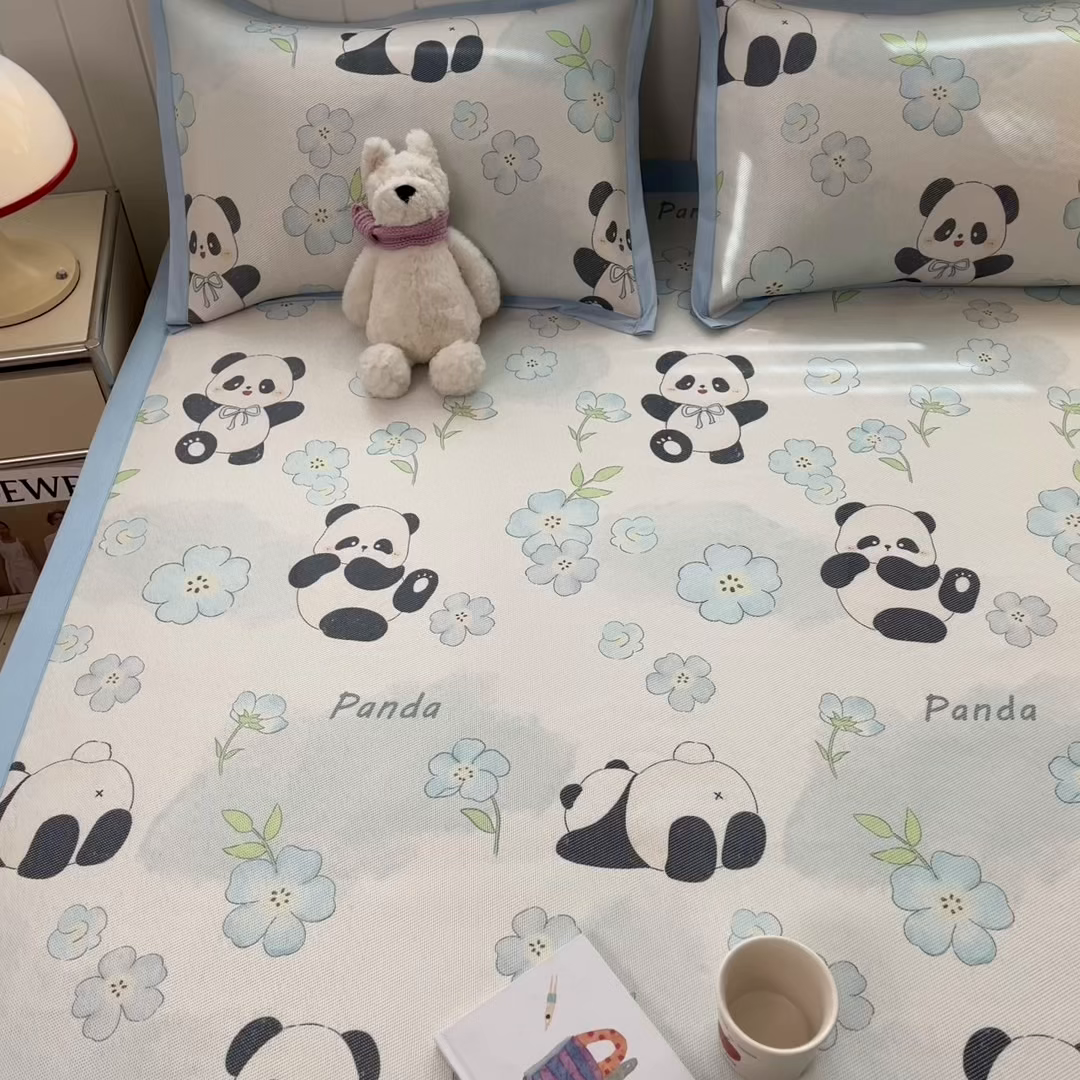 91家纺网 家纺一手货源 找家纺 安哆啦家纺 2025新款A类小清新卡通高品质冰藤印花凉席床笠床席款 冰藤席-熊猫团团【平铺款】
