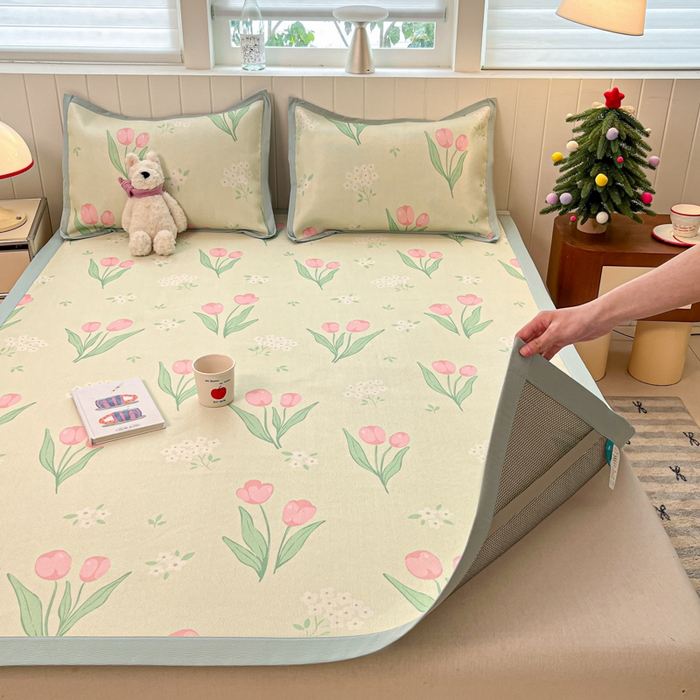 91家纺网 家纺一手货源 找家纺 安哆啦家纺 2025新款A类小清新卡通高品质冰藤印花凉席床笠床席款 冰藤席-郁金香【平铺款】