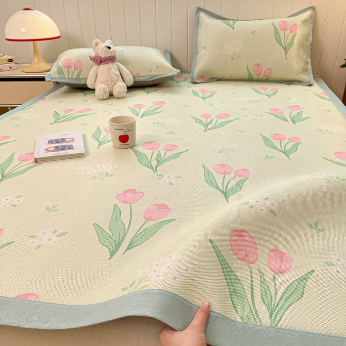 91家纺网 家纺一手货源 找家纺 安哆啦家纺 2025新款A类小清新卡通高品质冰藤印花凉席床笠床席款 冰藤席-郁金香【平铺款】