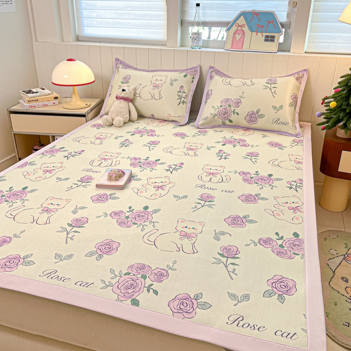 91家纺网 家纺一手货源 找家纺 安哆啦家纺 2025新款A类小清新卡通高品质冰藤印花凉席床笠床席款 冰藤席-紫花猫【平铺款】