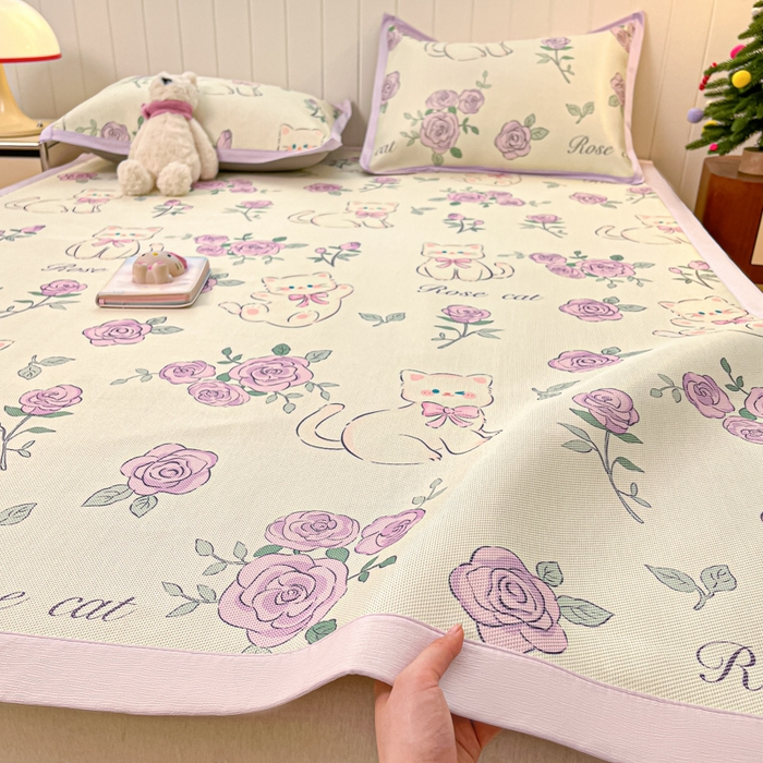 91家纺网 家纺一手货源 找家纺 安哆啦家纺 2025新款A类小清新卡通高品质冰藤印花凉席床笠床席款 冰藤席-紫花猫【平铺款】