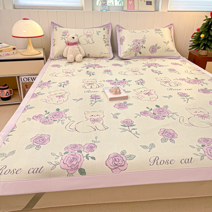 91家纺网 家纺一手货源 找家纺 安哆啦家纺 2025新款A类小清新卡通高品质冰藤印花凉席床笠床席款 冰藤席-紫花猫【平铺款】