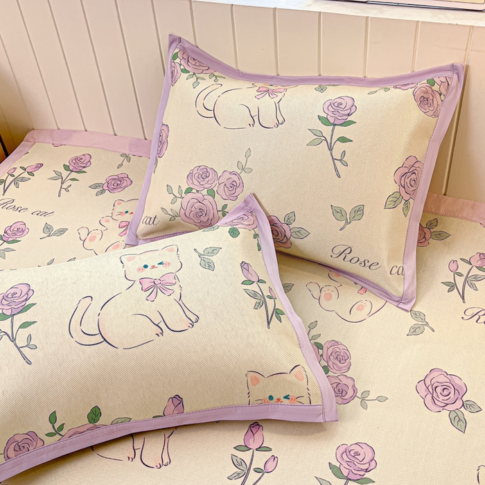 91家纺网 家纺一手货源 找家纺 安哆啦家纺 2025新款A类小清新卡通高品质冰藤印花凉席床笠床席款 冰藤席-紫花猫【平铺款】