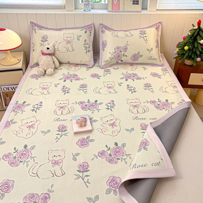 91家纺网 家纺一手货源 找家纺 安哆啦家纺 2025新款A类小清新卡通高品质冰藤印花凉席床笠床席款 冰藤席-紫花猫【平铺款】