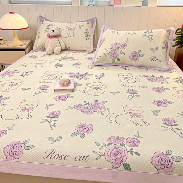 91家纺网 家纺一手货源 找家纺 安哆啦家纺 2025新款A类小清新卡通高品质冰藤印花凉席床笠床席款 冰藤席-紫花猫【平铺款】