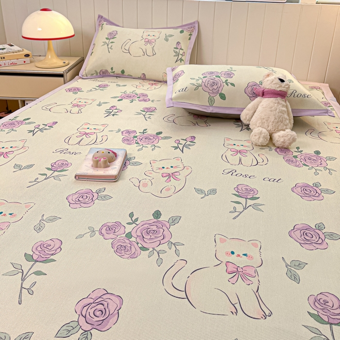 91家纺网 家纺一手货源 找家纺 安哆啦家纺 2025新款A类小清新卡通高品质冰藤印花凉席床笠床席款 冰藤席-紫花猫【平铺款】