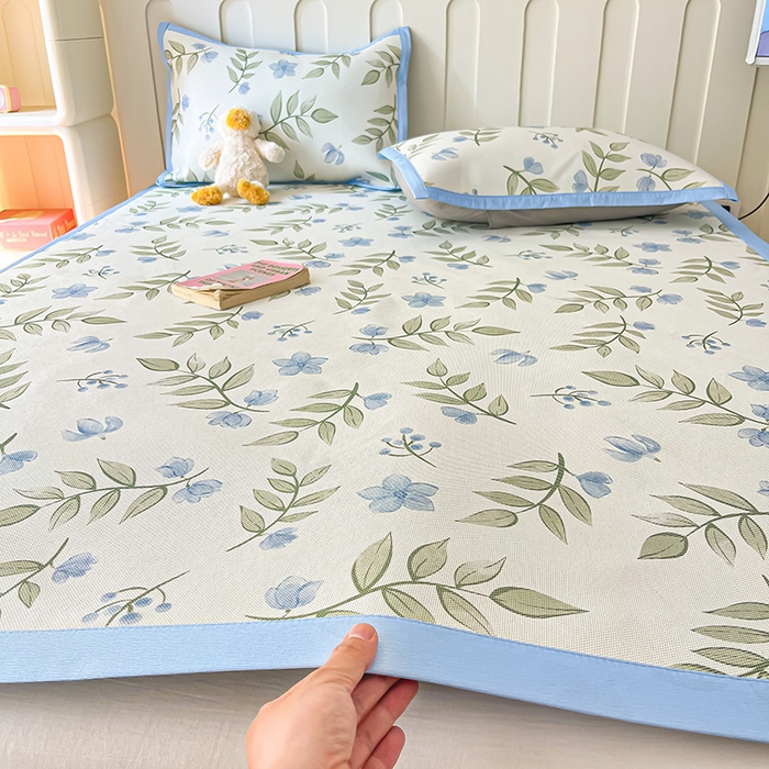 91家纺网 家纺一手货源 找家纺 安哆啦家纺 2025新款A类小清新卡通高品质冰藤印花凉席床笠床席款 冰藤席-森林来信【平铺款】