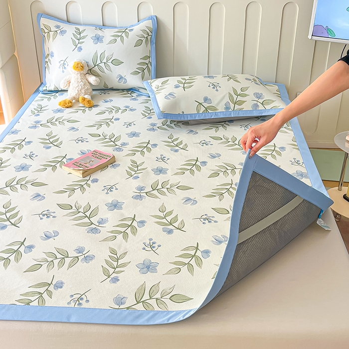 91家纺网 家纺一手货源 找家纺 安哆啦家纺 2025新款A类小清新卡通高品质冰藤印花凉席床笠床席款 冰藤席-森林来信【平铺款】