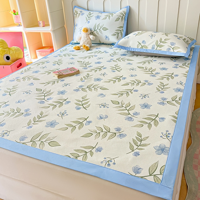 91家纺网 家纺一手货源 找家纺 安哆啦家纺 2025新款A类小清新卡通高品质冰藤印花凉席床笠床席款 冰藤席-森林来信【平铺款】