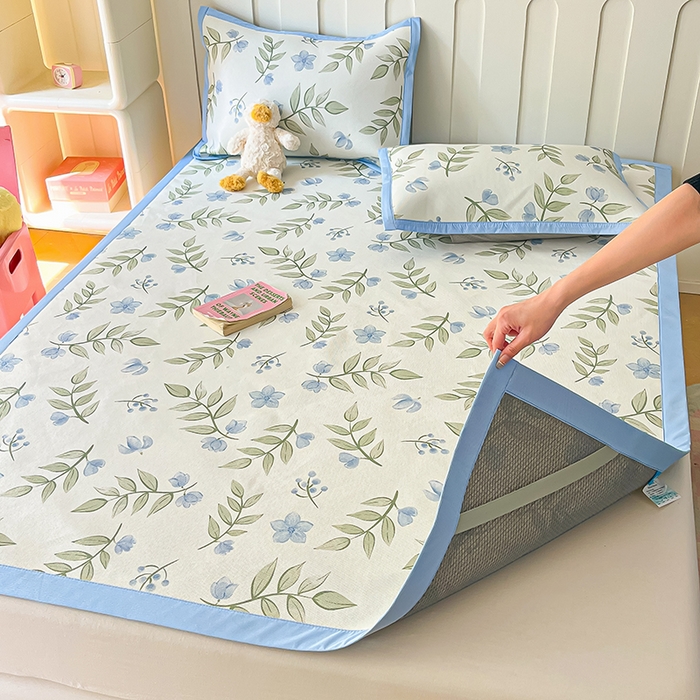 91家纺网 家纺一手货源 找家纺 安哆啦家纺 2025新款A类小清新卡通高品质冰藤印花凉席床笠床席款 冰藤席-森林来信【平铺款】