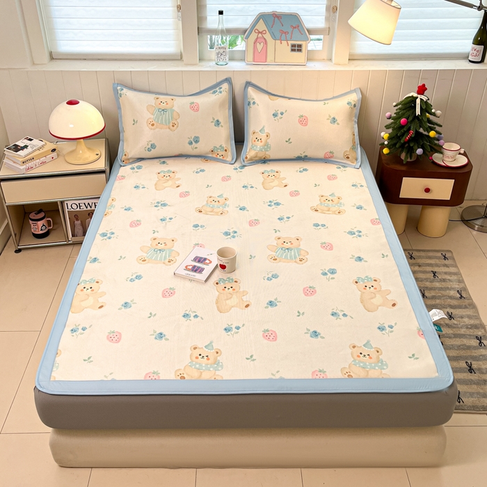 91家纺网 家纺一手货源 找家纺 安哆啦家纺 2025新款A类小清新卡通高品质冰藤印花凉席床笠床席款 冰藤席-蓝花小熊【床笠款】