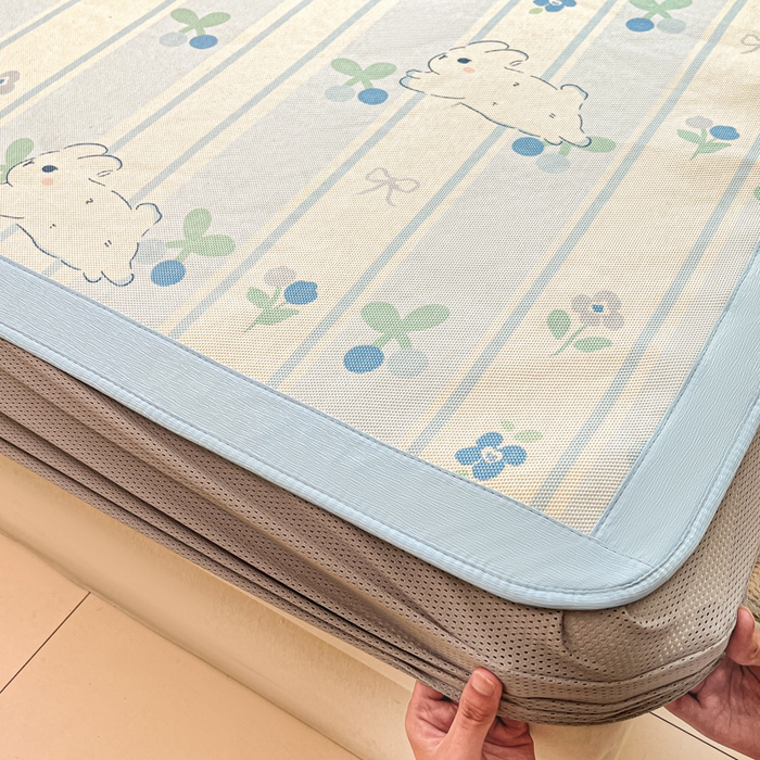 91家纺网 家纺一手货源 找家纺 安哆啦家纺 2025新款A类小清新卡通高品质冰藤印花凉席床笠床席款 冰藤席-蓝条兔【床笠款】