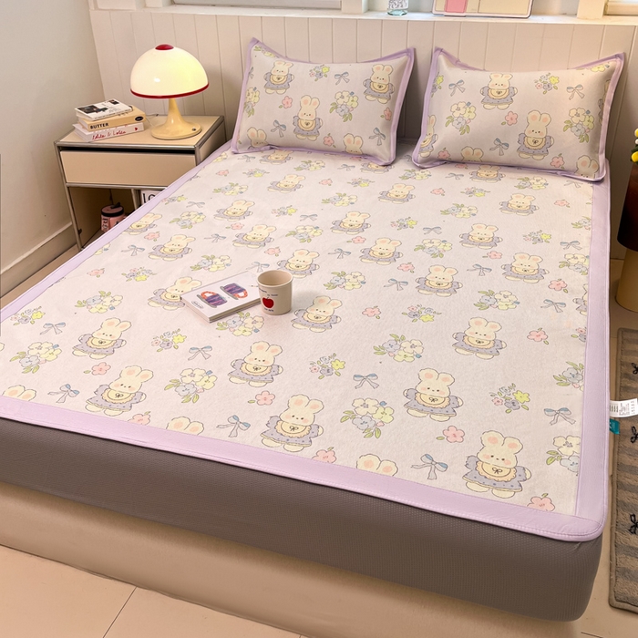 91家纺网 家纺一手货源 找家纺 安哆啦家纺 2025新款A类小清新卡通高品质冰藤印花凉席床笠床席款 冰藤席-萌小兔【床笠款】