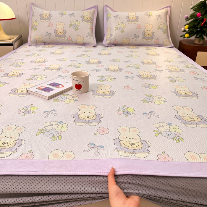 91家纺网 家纺一手货源 找家纺 安哆啦家纺 2025新款A类小清新卡通高品质冰藤印花凉席床笠床席款 冰藤席-萌小兔【床笠款】