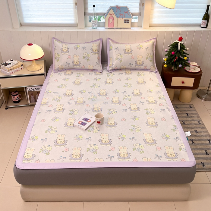 91家纺网 家纺一手货源 找家纺 安哆啦家纺 2025新款A类小清新卡通高品质冰藤印花凉席床笠床席款 冰藤席-萌小兔【床笠款】