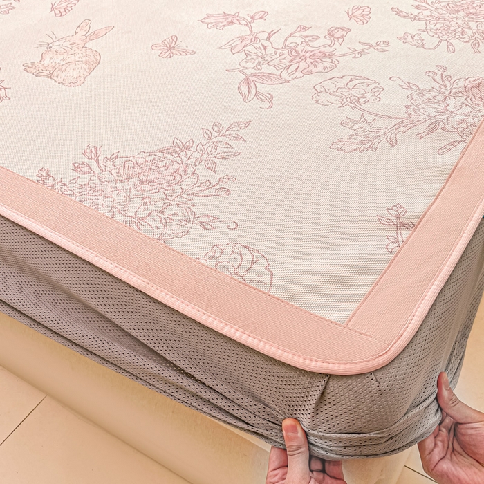 91家纺网 家纺一手货源 找家纺 安哆啦家纺 2025新款A类小清新卡通高品质冰藤印花凉席床笠床席款 冰藤席-免小姐的花【床笠款】