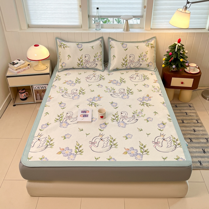 91家纺网 家纺一手货源 找家纺 安哆啦家纺 2025新款A类小清新卡通高品质冰藤印花凉席床笠床席款 冰藤席-天鹅湖【床笠款】