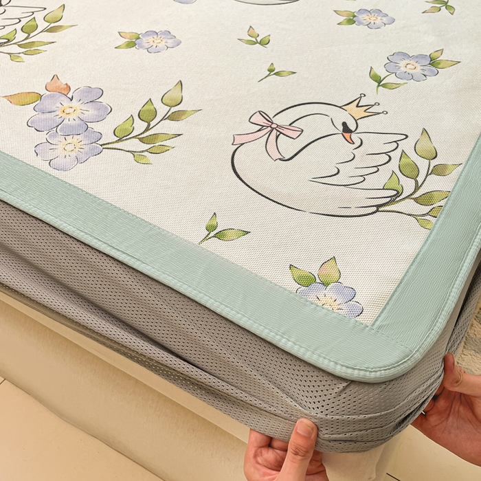 91家纺网 家纺一手货源 找家纺 安哆啦家纺 2025新款A类小清新卡通高品质冰藤印花凉席床笠床席款 冰藤席-天鹅湖【床笠款】