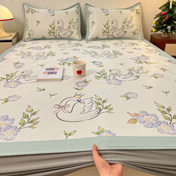 91家纺网 家纺一手货源 找家纺 安哆啦家纺 2025新款A类小清新卡通高品质冰藤印花凉席床笠床席款 冰藤席-天鹅湖【床笠款】