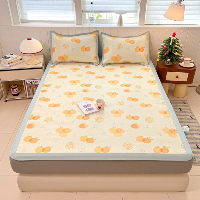 91家纺网 家纺一手货源 找家纺 安哆啦家纺 2025新款A类小清新卡通高品质冰藤印花凉席床笠床席款 冰藤席-小橘子【床笠款】