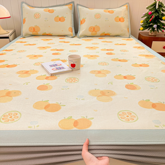 91家纺网 家纺一手货源 找家纺 安哆啦家纺 2025新款A类小清新卡通高品质冰藤印花凉席床笠床席款 冰藤席-小橘子【床笠款】